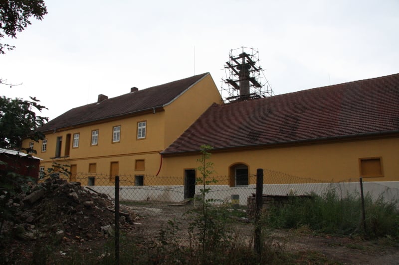 Žlutá budova pivovaru a sousední stavení.