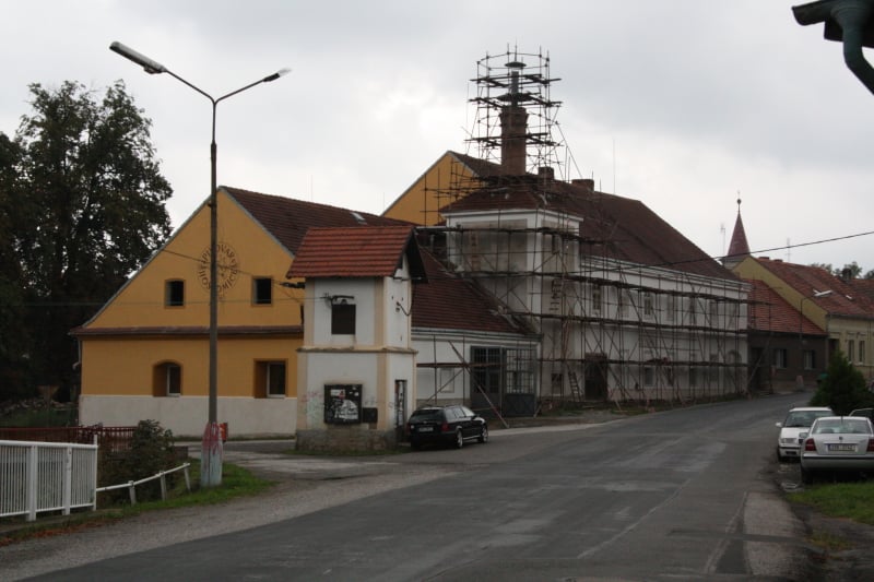 Budova pivovaru s věžičkou, pohled z ulice.