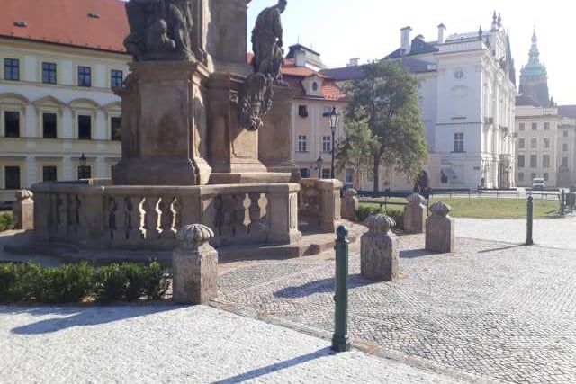 Patníky mariánského sloupu s kamennou balustrádou.