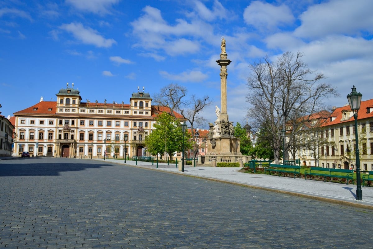 Dlážděné náměstí s pohledem na barokní palác a mariánský sloup.
