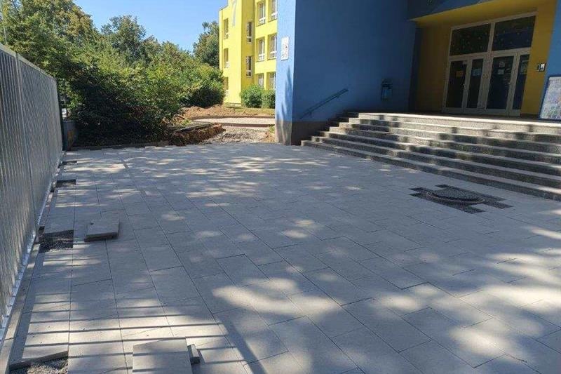 Nově vydlážděné prostranství před vstupem do školy.