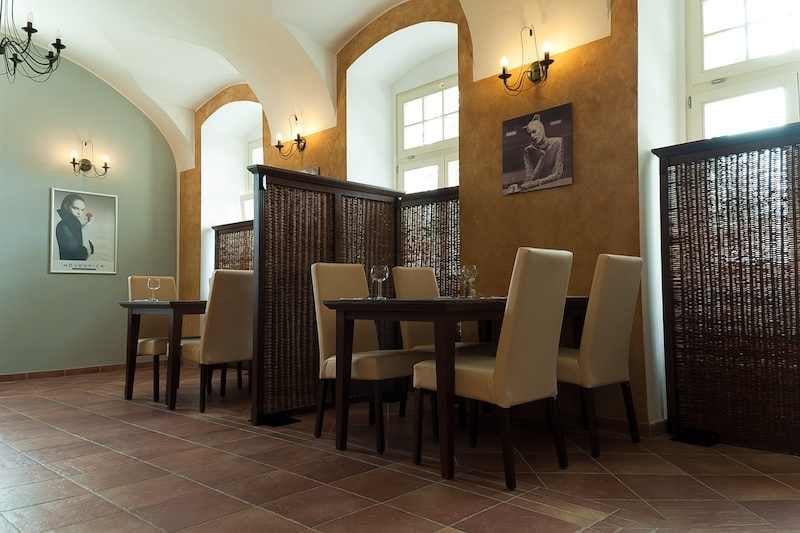 Interiér restaurace s klenutým stropem.